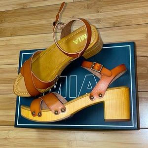 NWT Mia sandals